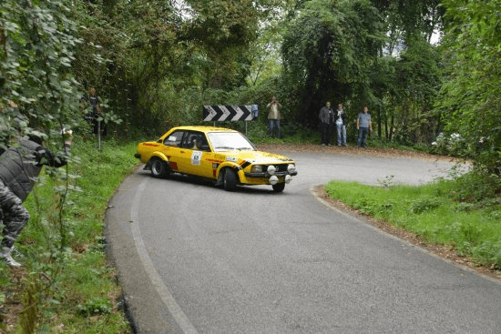 Rally su strada tra i boschi: auto storica in curva